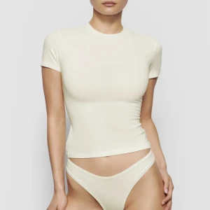 Skims t-shirt - Säljer denna snygga t-shirten från Skims i färgen Bone, endast använd två gånger!🫶🏻köpt för 625!