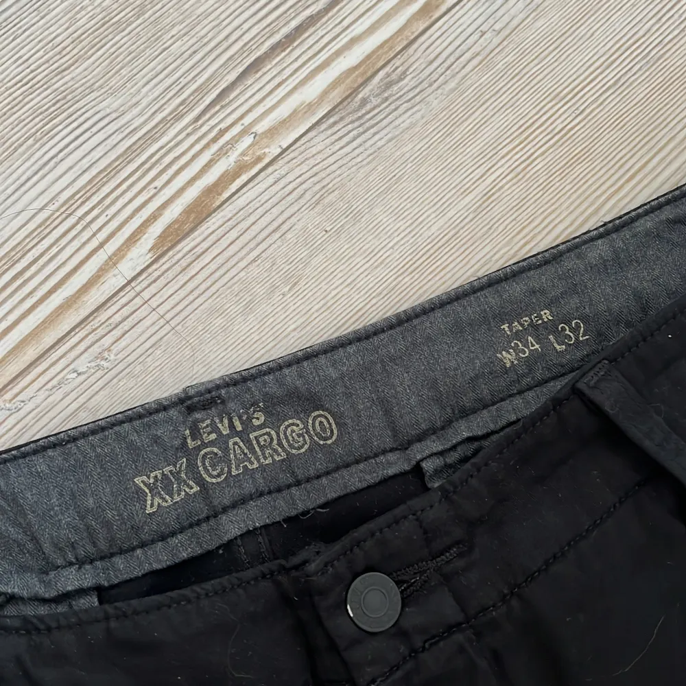 Svarta cargo jeans från levi’s, använda i jättegott skik. Jeans & Byxor.