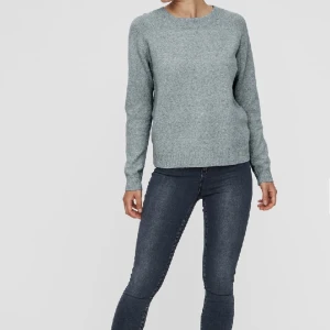 Tjocktröja  - Grå tjocktröja från vero moda i storlek S💕 Den är lite knopprig där av priset💕 nypris 250kr 