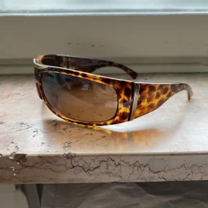 Äkta Armani solglasögon  - Passar ett mindre huvud, skal ingår ej! 💘