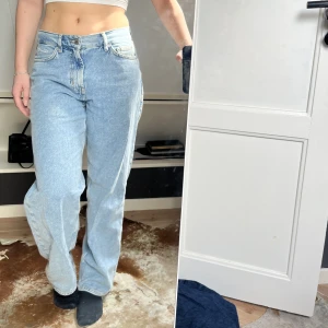 Sweet big skate jeans - Ljusblåa baggy jeans ifrån sweet sktbs bara använt 3-4 gånger, dem är i fint skick. Jag är en s i vanliga fall och sitter bra i midian, är 168cm lång