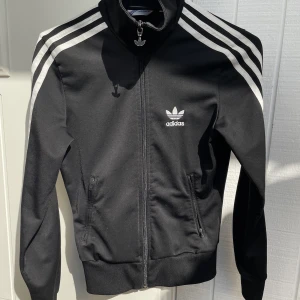 Adidas tröja - Svart Adidas zip hoodie.  Stl 34.