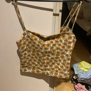 Blommigt linne - Linne med solrosor från BikBok. Storlek XS. Oanvänt, ev. använt någon gång.