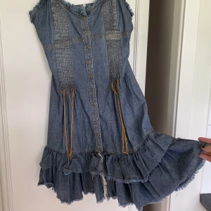 Så fin jeansklänning!! - Gör ont i hjärtat att sälja denna pärla…💘❤️‍🩹💘❤️‍🩹 storlek S/M - jag är S i klänning, men denna skulle nog sitta bäst på en M!❤️