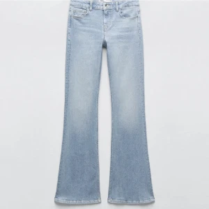 Ljusblåa midwaist jeans - Jag säljer mina jeans för att dom blivit för små, de är i jättefint skick och sitter verkligen så bra på. Om du är intresserad så skickar jag såklart fler bilder på jeansen.