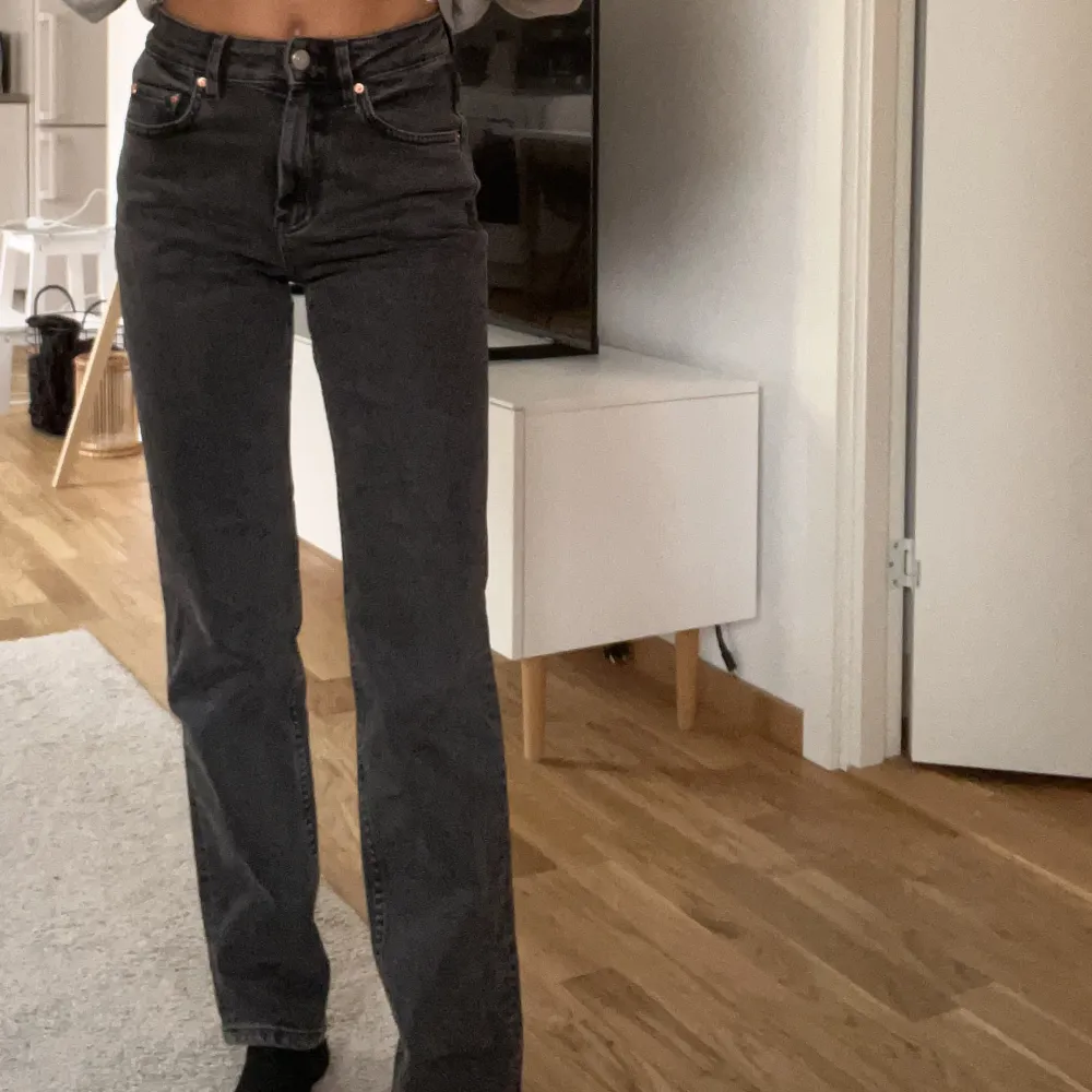 Intressekoll på mina mid waist straight jeans från Gina. Petitemodell, nyskick. Jeans & Byxor.