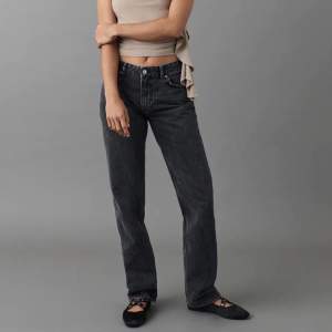 Säljer dessa supersnygga lågmidjade straight jeansen från Gina Tricot eftersom dom ej kommer till användning, inget fel på. Nypris: 499kr!👖👖👖