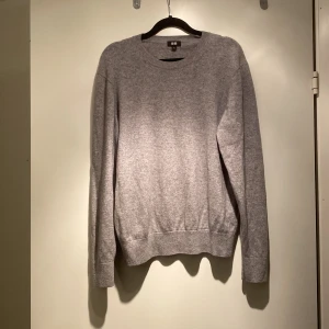 Cashmere tröja - 100% cashmeretröja i färgen grå från affären Uniqlo. Storlek small. Knappt använd, som ny.