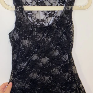 Spetslinne  - Jättesöt spetstopp med liten sidenrosett 💗storlek xs men passar mig som har m🥰