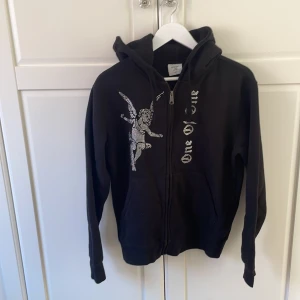 One of one Fint skick! - Tröja från one of one, mycket fint skick. Endast använd vid få tillfällen 