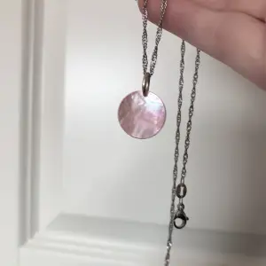 Rosa halsbandshänge av rosa pärlemor skal. Nytt, oanvänt och handgjort. Kontakta gärna vid frågor. Har också andra smycken på min profil.🌺