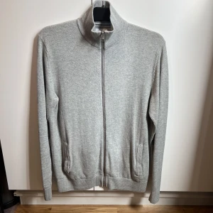 Stickad tröjan  - Som ny knappt använd.