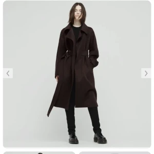 Jil Sander x Uniqlo +J Trench Coat - Jil Sander × uniqlo +J Trench Coat Cashmere blend wrap long coat  Str L Nyskick, inte användt då den är för stor och jag var för sen med att skicka i retur Farj sort - inte brun som på bilden   