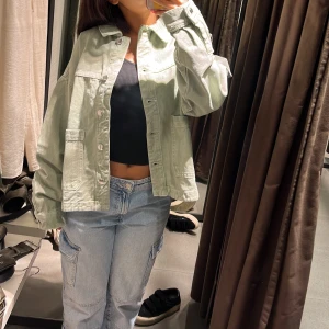 Jeans jacka - Säljer denna jätte fina jeans jacka från zara❤️ använd en vår bara och ser ut som ny🥰