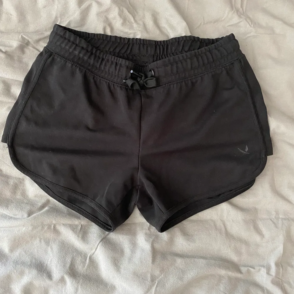 Dessa shorts är perfekt till att träna med💗 köparen står för frakten💗💗. Shorts.