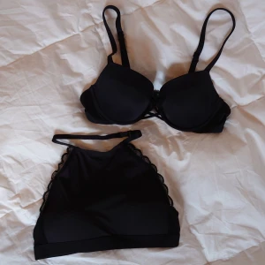 Bikini toppar - Två svarta bikini toppar, en för 50 kr eller båda för 80 kr💕