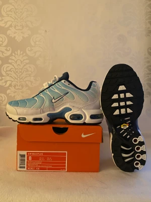 Nike air max plus - Hej! Säljer nu mina nike air max plus skor som är i toppskick! De har aldrig varit använda, bara testade. Det finns inte en enda skråma på dem. Skicka prisförslag🍾😊