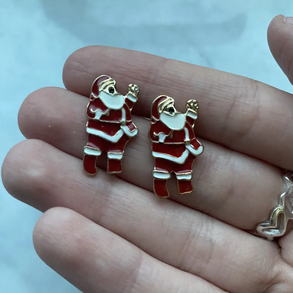 Söta små tomte öronhängen som är perfekta till julen. Säljer pga att jag har för många jul-öronhängen. Accessoarer.