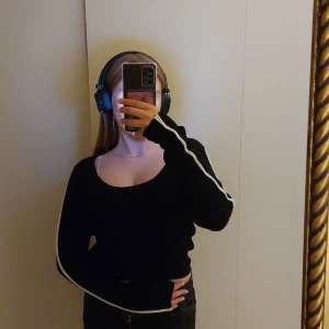 Svart tröja - En skön svart tröja med vita sträck längs armarna. Säljer då den inte kommer till användning och tycker den är lite för låg för min smak :))  Köparen står för frakten💗