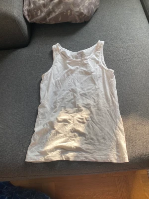 Vitt linne  - Vitt linne som passar till allt. Inga defekter och är från h&m (kan bara ta betalt via Swish!!)