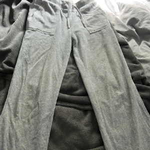 Juicy byxor - Säljer dessa jätte fina juicy byxorna. Säljer då de börjar bli för små för mig. De är äkta! Det är barn storlek på de. Skulle säga att de passar xxs-xs 🩷 skriv gärna vid fler bilder och frågor. Köp gärna med köp nu!🩷🩷