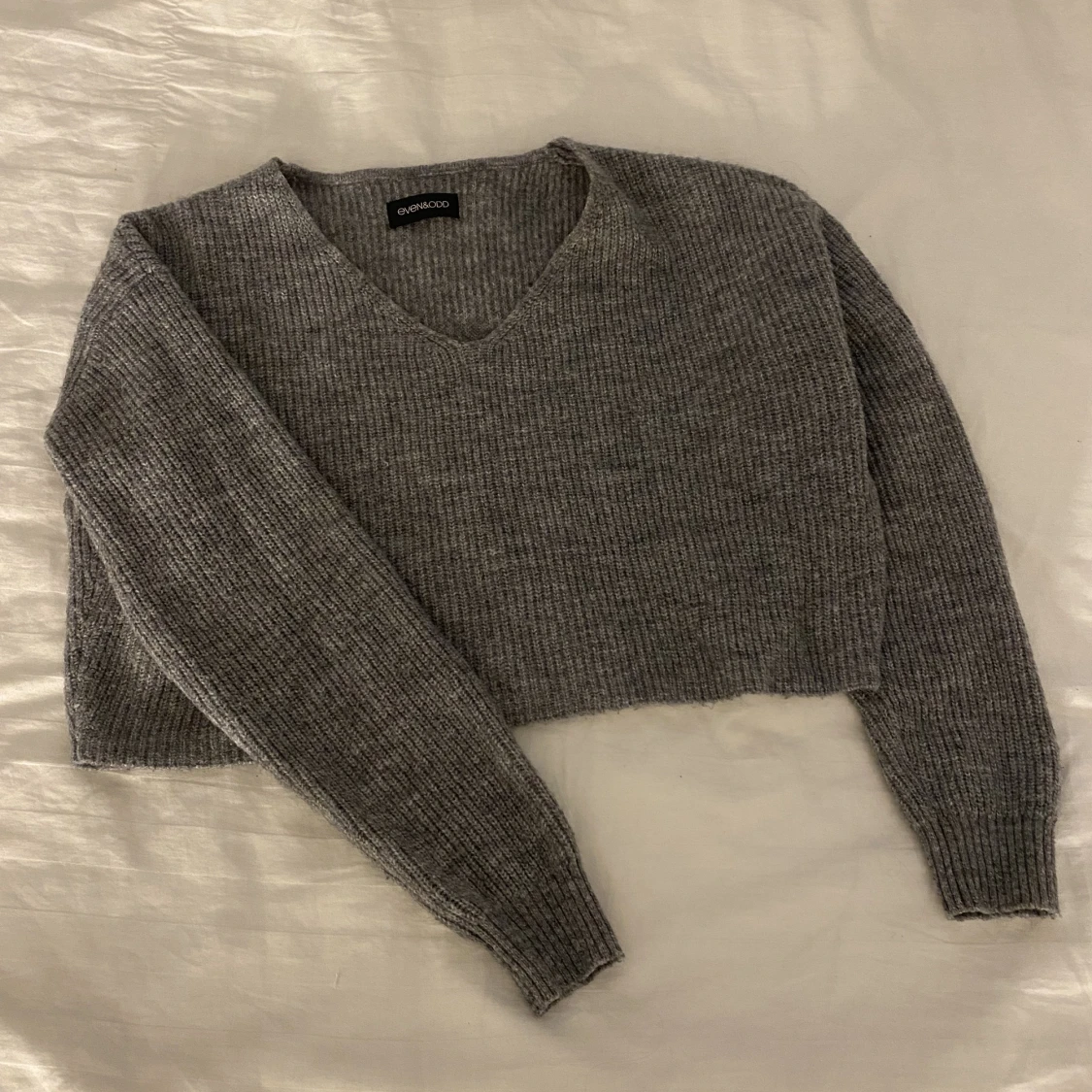 Gråstickad tröja med v-krage