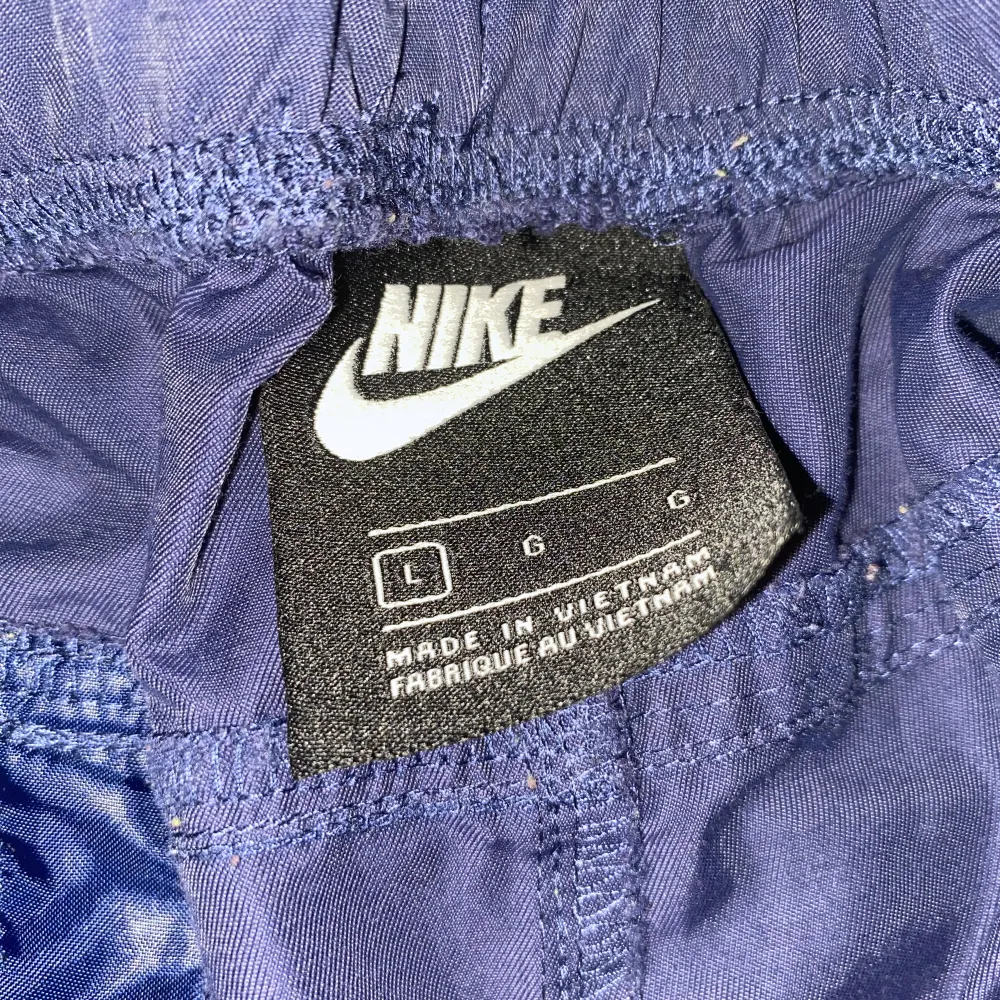 Säljer ett par blå Nike byxor för de är inte min stil, bra sick och har typ lite vintage stil och sitter ganska slim. Jeans & Byxor.