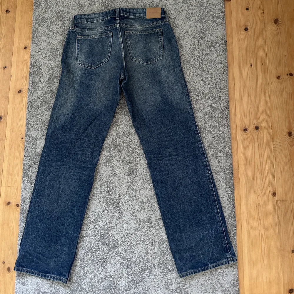 Ett par jättefina jeans från Weekday som jag tyvärr inte använder längre❤️ Köpte dom för 500❤️ Skriv för fler bilder❤️. Jeans & Byxor.