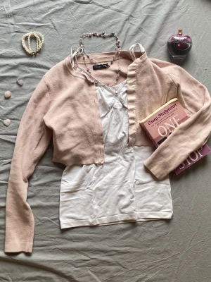 ROSA CROPPAD KOFTA - En söt rosa croppad kofta jag köpte second hand som tyvärr inte kommer till användning längre. Passar fint till vita linnen och bra att ha nu under hösten när det blir kallare. Använder köp nu och katt finns i hemmet!