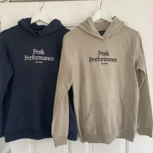 Säljer två väldigt fina hoodie i märket Peak Performance. Köpta från Peak men dessvärre inget kvitto! Storlek 170, 500 för båda. En 300