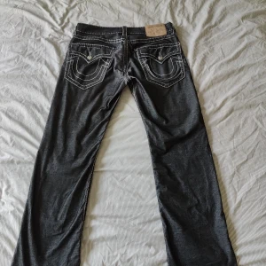TRUE RELIGION JEANS  - Ett par tvärfeta truey jeans till salu!! Tjock stitching för alla sematary och keef soldiers 🤞
