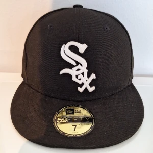 Newera keps - Hej säljer en chicago white sox keps i storlek 55,8cm då den har blivit för liten