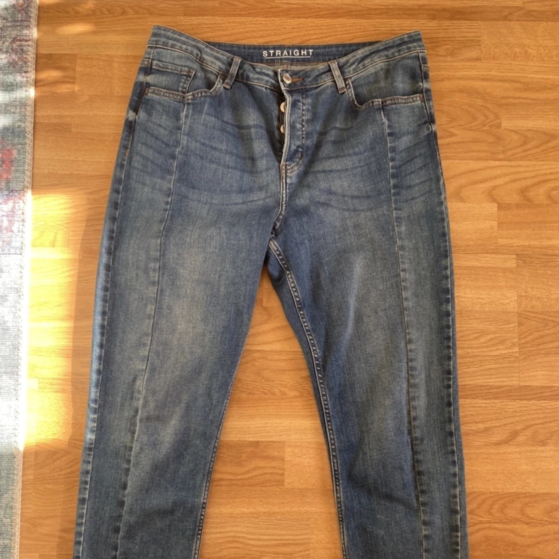 mörkblåa jeans