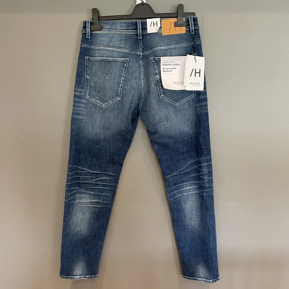 Säljer ett par Selected Home jeans som är riktigt snygga. Jeansen är helt oanvända. Modellen är Slim Leon. Nypris: 900kr Hör av dig vid eventuella frågor!. Jeans & Byxor.