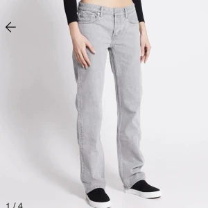 Icon Jeans - Icon jeans från lager 157 i strl xs. Har använt 1 gång och ångrar mitt köp. Jeansen är lågmidjade! Nypris 400.