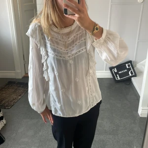 FABIENNE CHAPOT - Så fin vit blus från FABIENNE CHAPOT nypris 1700kr säljer nu för 600🫶🏼🫶🏼