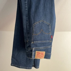 Raka Levi's Jeans - Raka jeans från Levi's i modellen 724. Något stretchiga som gör att dem formar sig perfekt efter kroppen. Endast använda ett fåtal gånger! 