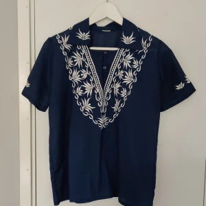 Blus - Fin marinblå blus med vita detaljer.