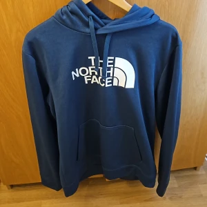 North face hoodie - Hej.   Säljer en north face hoodie i storlek L. Använt endast en gång, i mycket gott skick. 