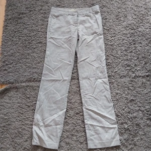 Finbyxor - Snygga gråa och glittriga finbyxor. Tunt material. Storlek xs.   Betalnign sker via swish och köparen står för frakten. 