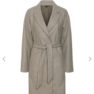 Kappa - Säljer en beige lång kappa från Vero Moda! Aldrig använd då den var för stor. Storlek M💗skriv för privata bilder