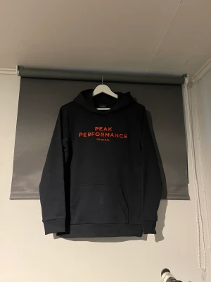 Peak performance hoddie - Peak performance hoddie  Storlek 170  Oanvänd 