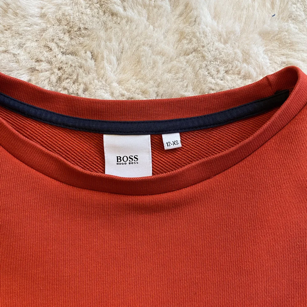 Röd Hugo Boss tröja i strl 12 år (xs), ev liten fläck nertill på ena ärmen, se bild . Tröjor & Koftor.