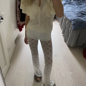 Spetsbyxor  - Såå snygga spetsbyxor som är köpta secondhand men i väldigt bra skick, shortsen under är fastsydda💕 jag är 175