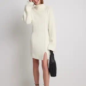 Så fin och mysig vit stickad klänning från NA-KD, perfekt till hösten!! Säljer för att jag inte får användning för den, endast använd vid 2 tillfällen. Ord pris 550kr