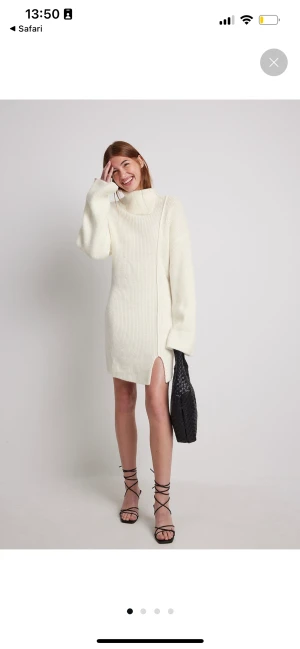 Vit stickad klänning NA-KD - Så fin och mysig vit stickad klänning från NA-KD, perfekt till hösten!! Säljer för att jag inte får användning för den, endast använd vid 2 tillfällen. Ord pris 550kr