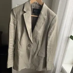 Suuuupersnygg linnekavaj från Massimo Dutti. Den är i strl 38, men är snarare som 34/36. Det är endast därför jag säljer, för den är lite för liten på mig. Nypris ca 2000kr.