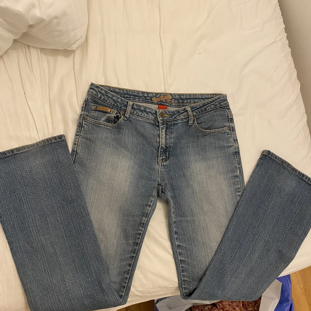 Supersnygga lågmidjade bootcutjeans från Southpale, köpta second hand. Jeansen är i storlek 11, men passar mig som brukar ha S/M och 38 i Zara jeans. Midje/höftmåttet är 40cm x 2, samt innerbenslängden är 79cm💓. Jeans & Byxor.