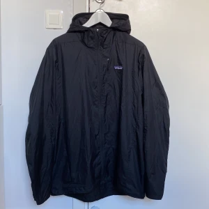 Patagonia vindjacka - Säljer en patagonia vindjacka som är använd i ca 1 år. Den är storlek L och i bra skick! Nypris: 1200kr