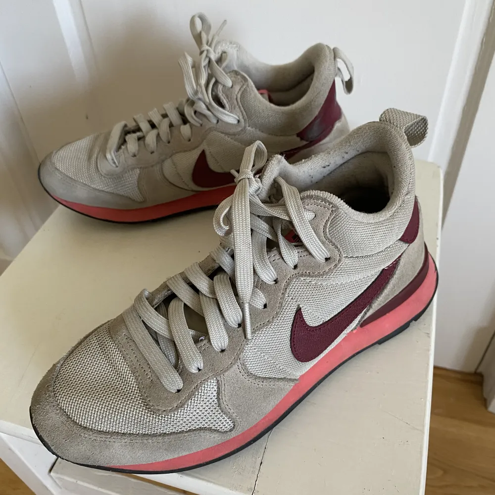 Nike sneakers Otroooliga! Hatar att jag ej passar längre.  Retro look, otroligt snygga och bekväma. Vi röda, ros, silvergrå. Använda, men mkt kvar att ge. säljs i befintligt skick. Köpt på & Other Stories. Skor.